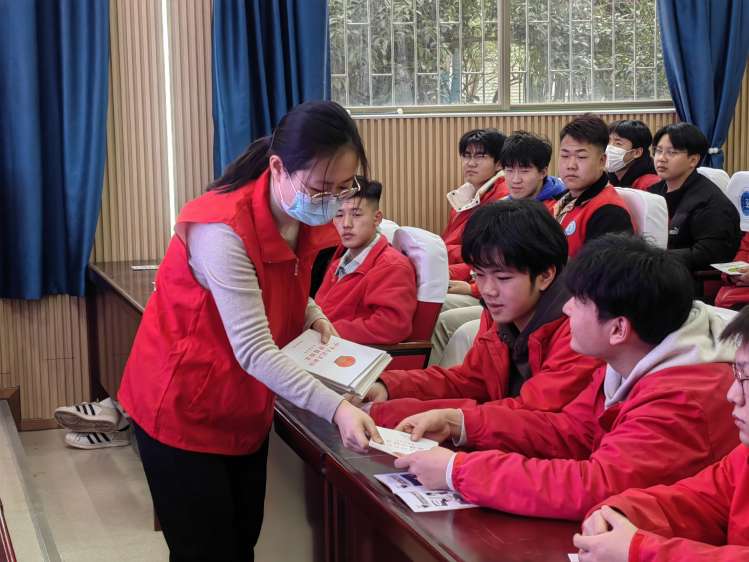 法治进校园  护航助成长——市司法局、团市委“温暖襄阳 关爱未成年人”法律援助志愿服务活动走进我校(图3)