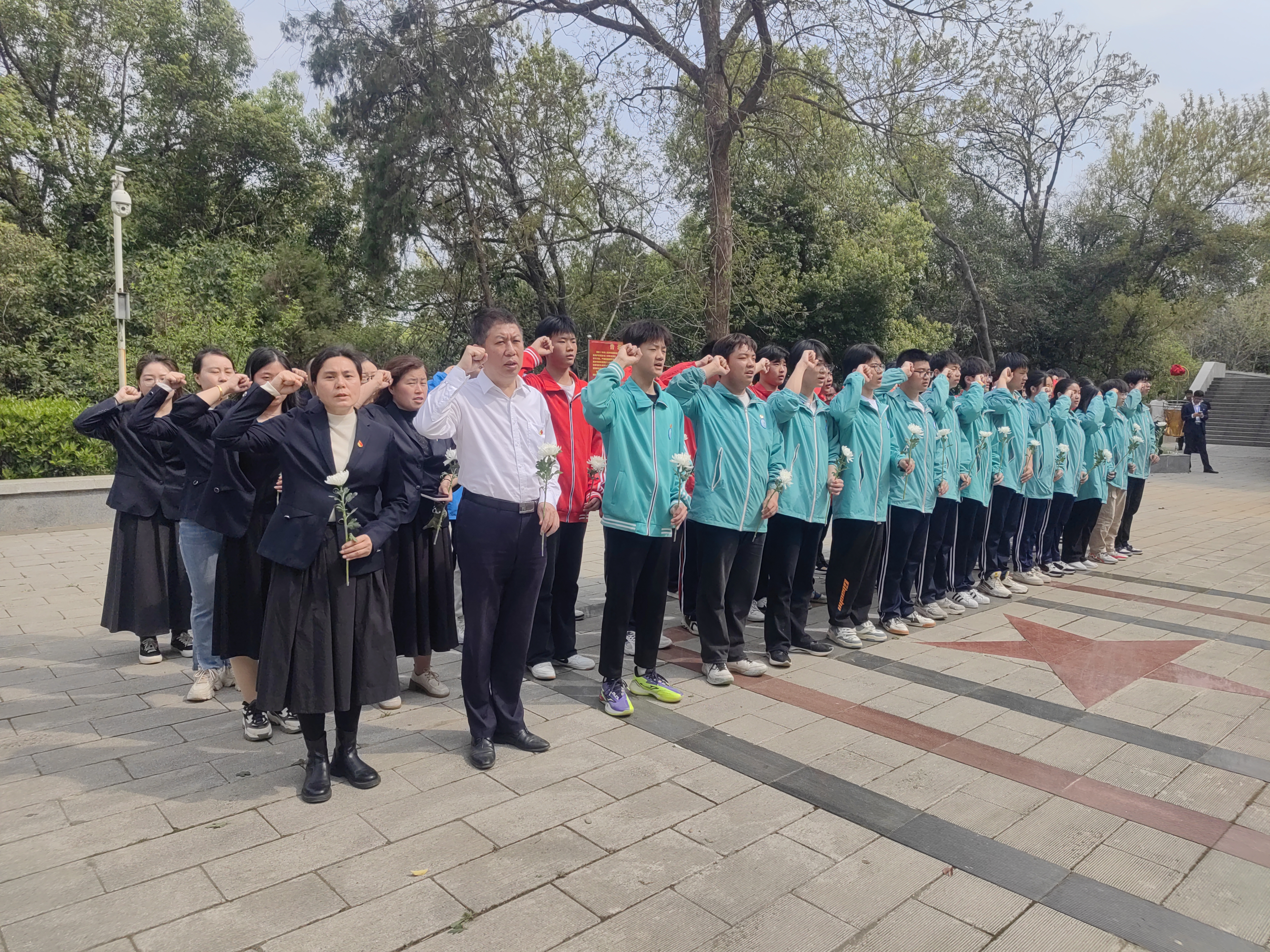 我校开展“缅怀革命先烈，弘扬红色基因“清明祭英烈活动(图6)