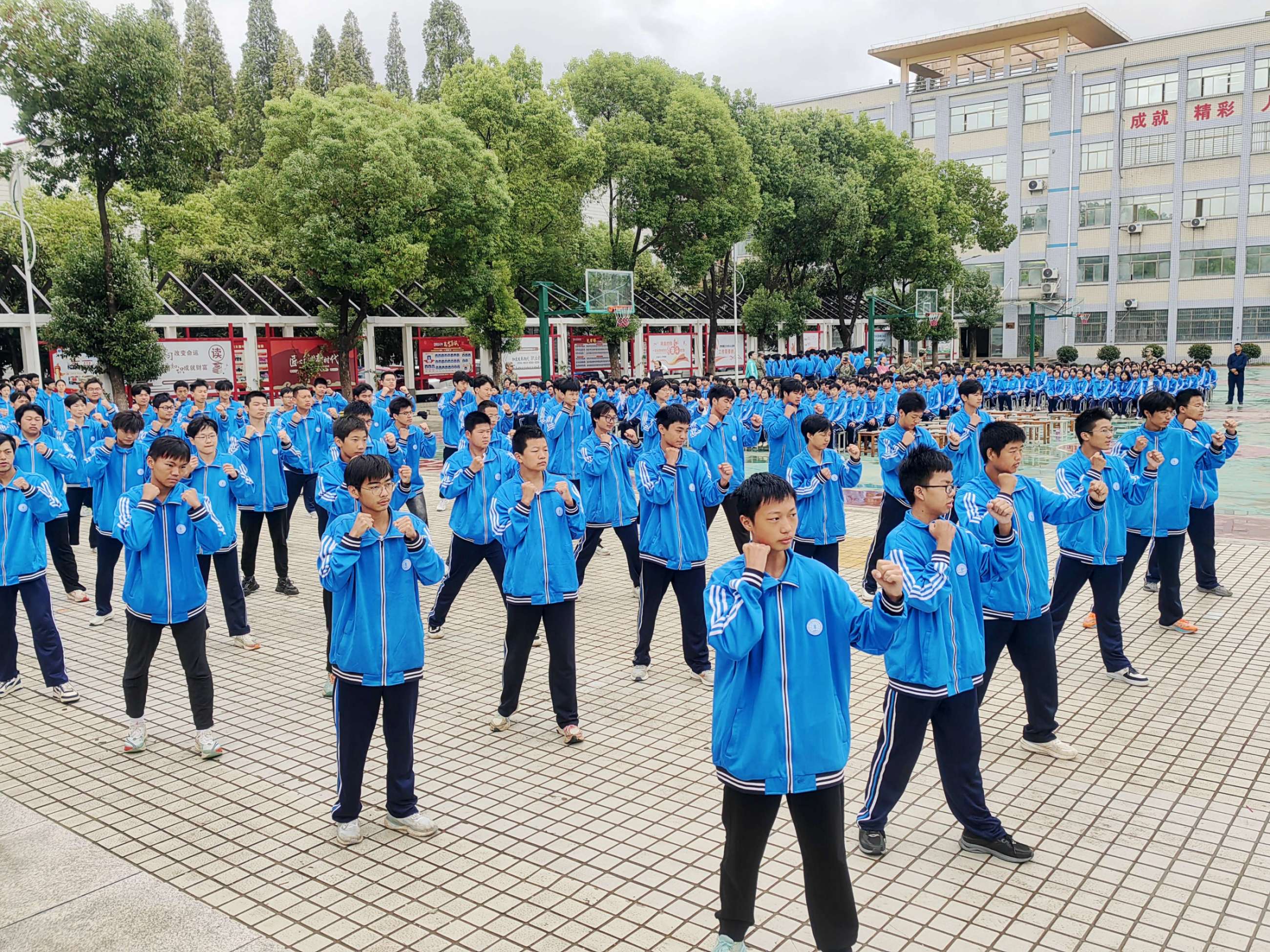 我校举行2024级新生军训总结大会(图7)