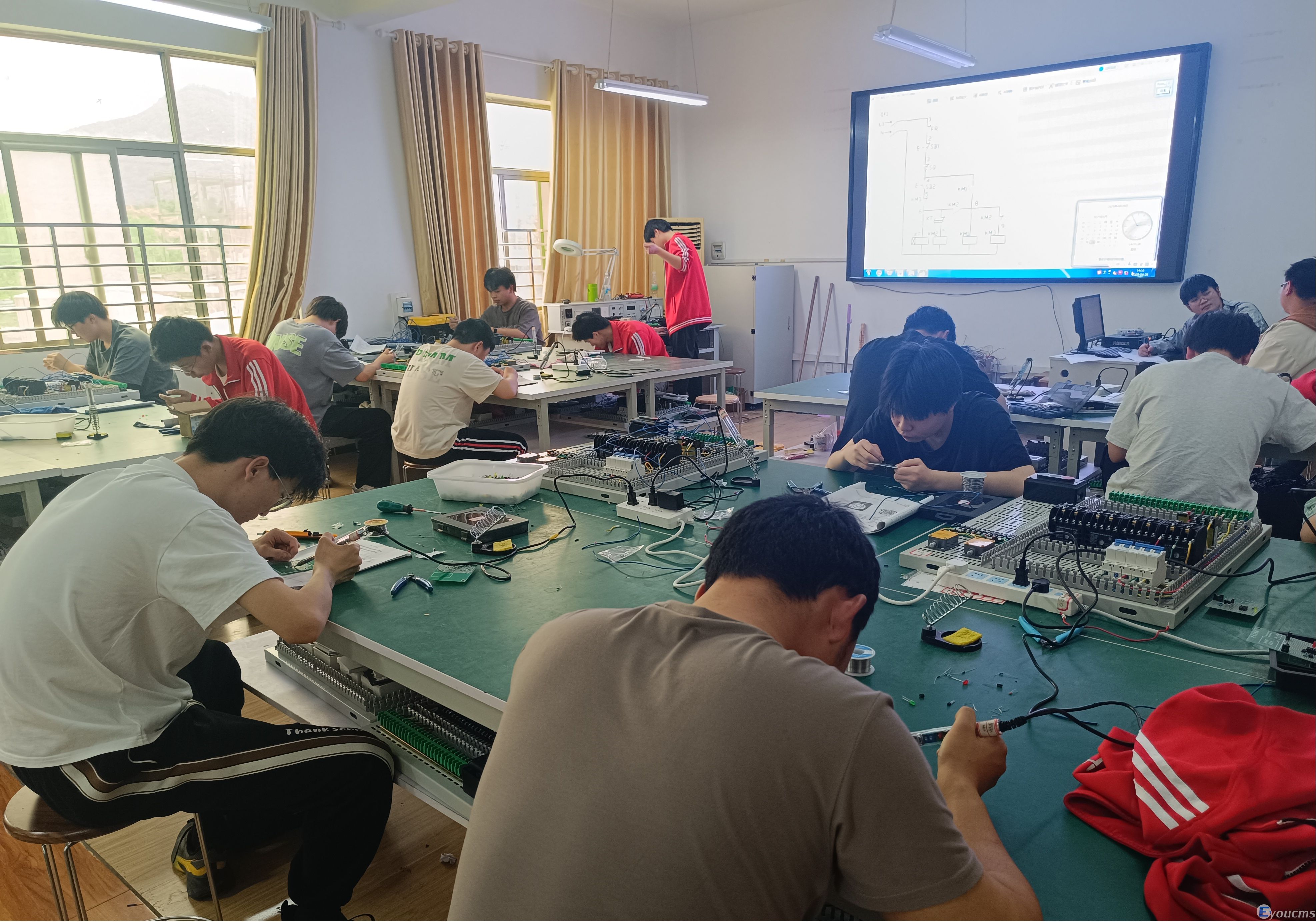 我校2025年职业教育活动周系列报（一）： 展技能风采 铸工匠精神                                                                  ——机电、城轨专业竞赛活动精彩纷呈(图2)