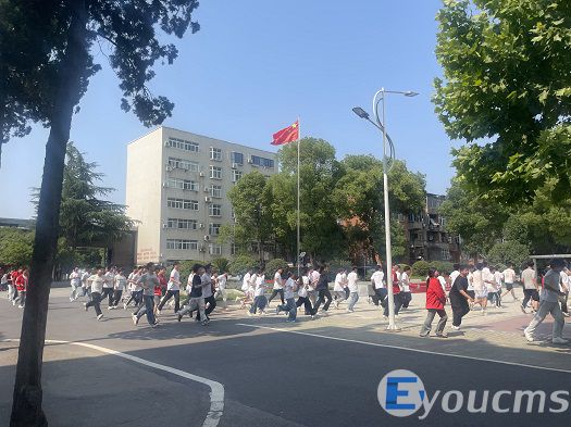 我校开展安全应急疏散演练(图1)