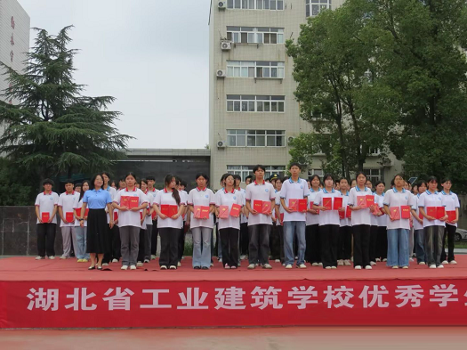 学校举行2024-2025学年优秀学生表彰活动(图2)