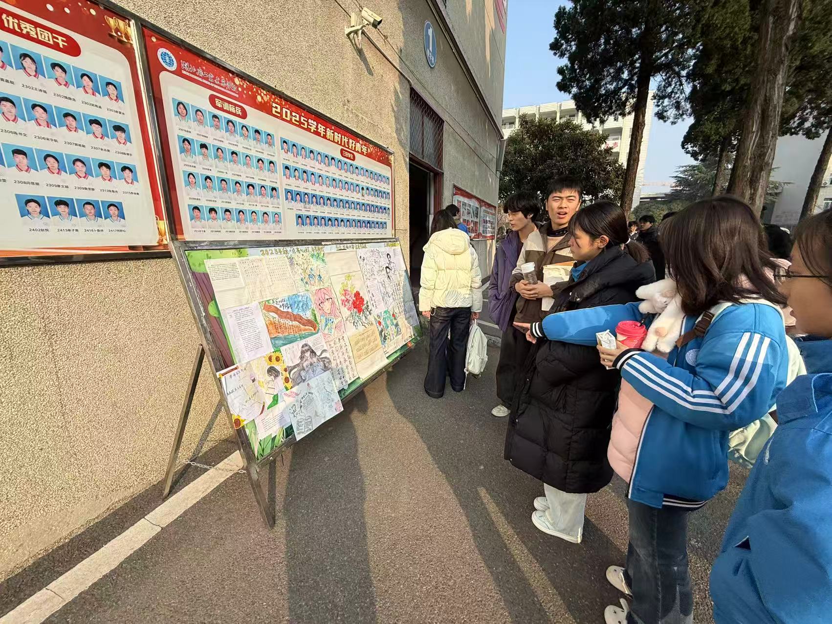 点亮心灯 与书同行——我校2025年秋季绘画比赛圆满落幕(图2)