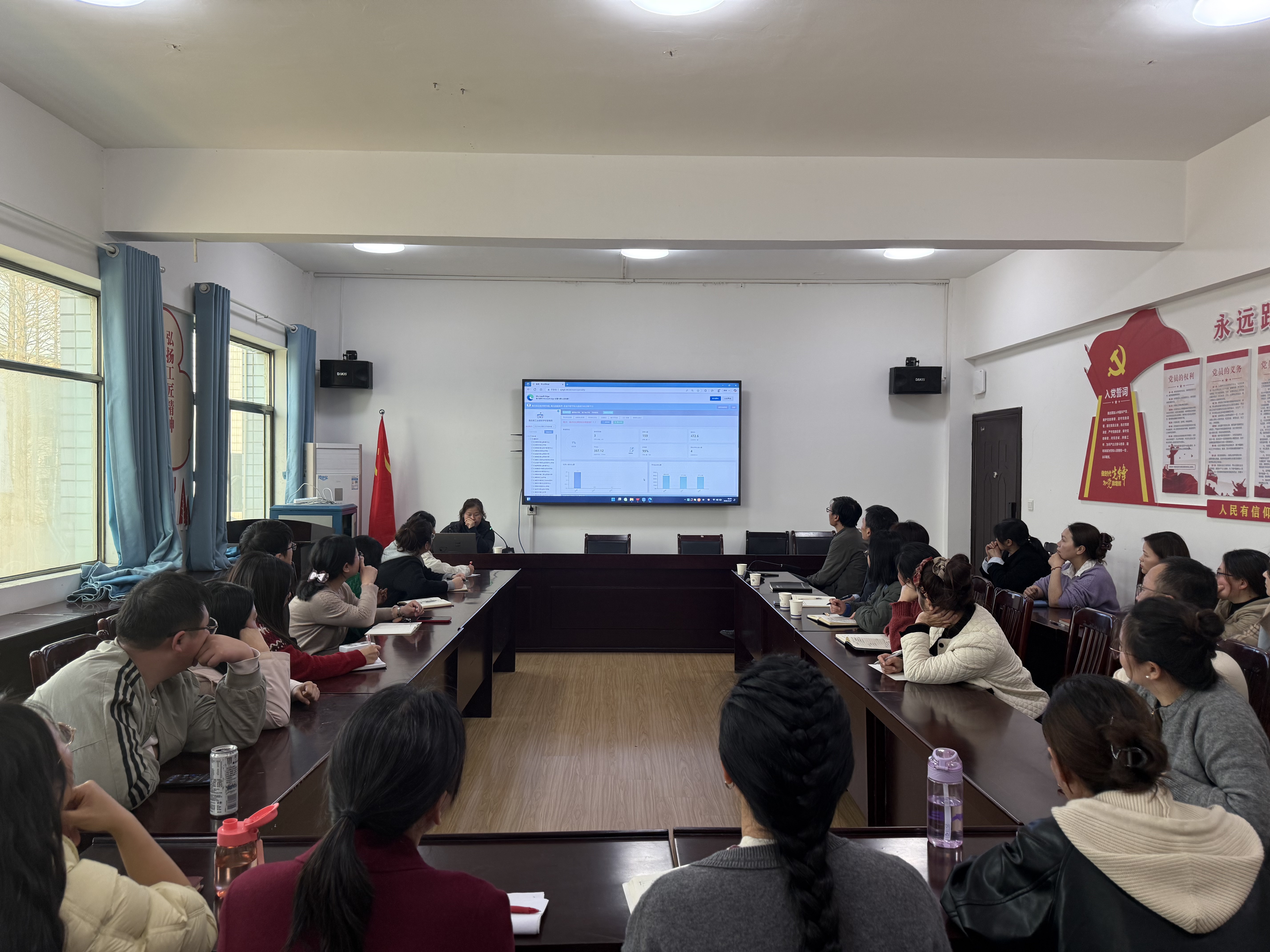 聚焦数据找差距 协同发力备高考 ——我校召开高三年级专题备考会议(图1)