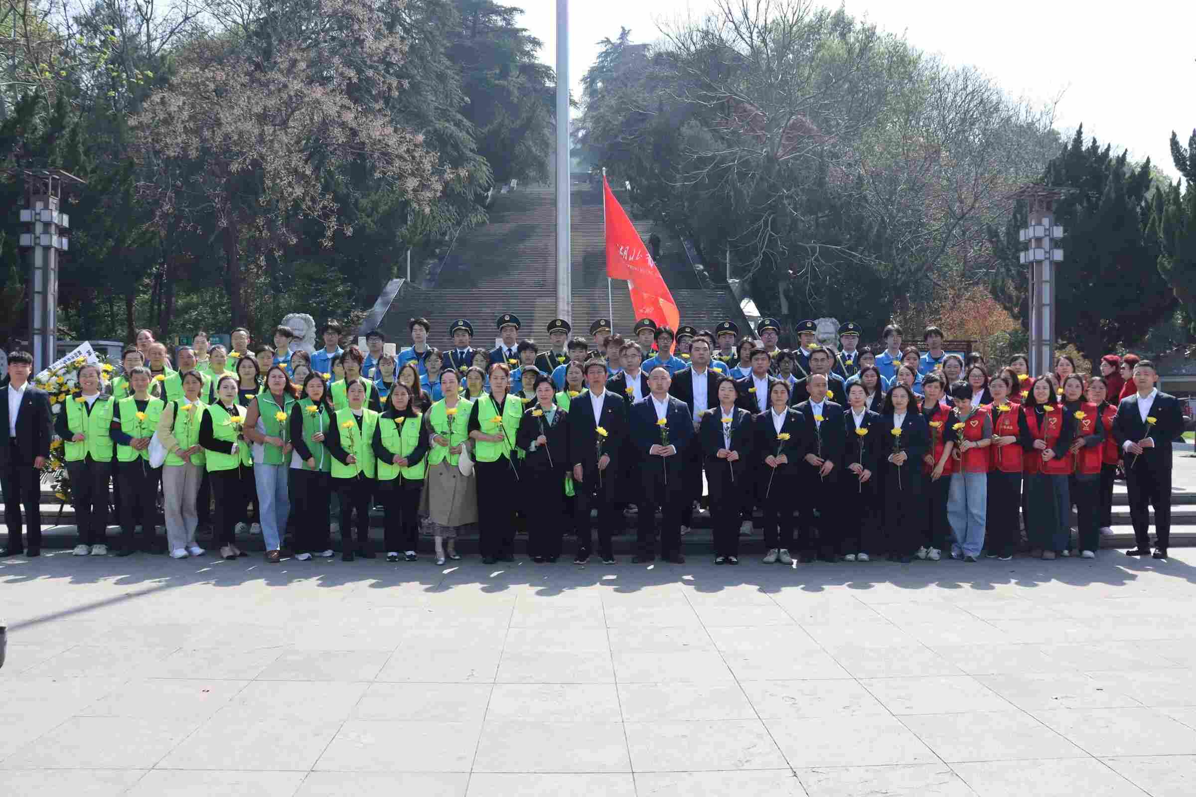 缅怀先烈砺初心 党课铸魂强使命 我校开展清明祭扫革命烈士陵园活动(图1)