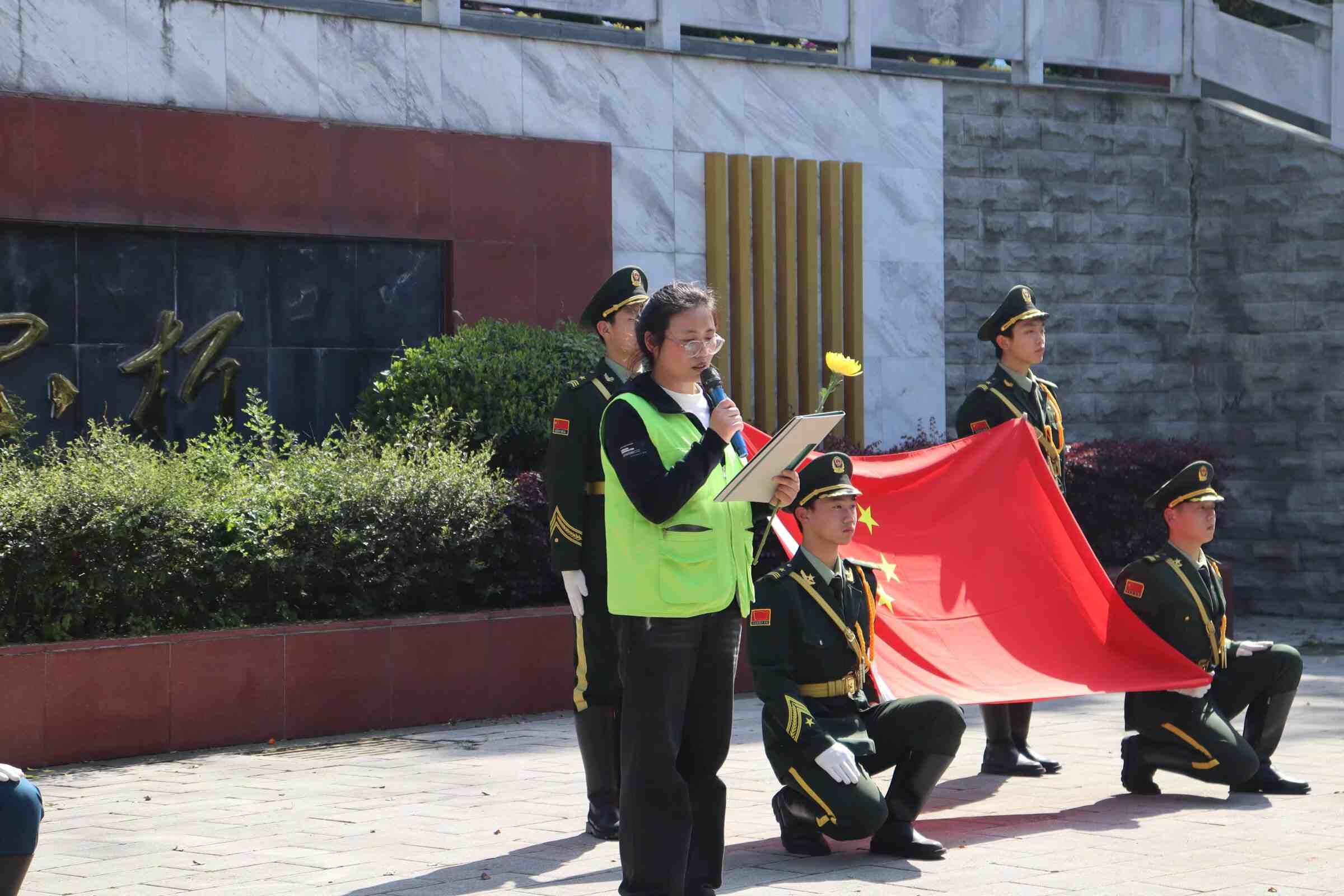 缅怀先烈砺初心 党课铸魂强使命 我校开展清明祭扫革命烈士陵园活动(图3)
