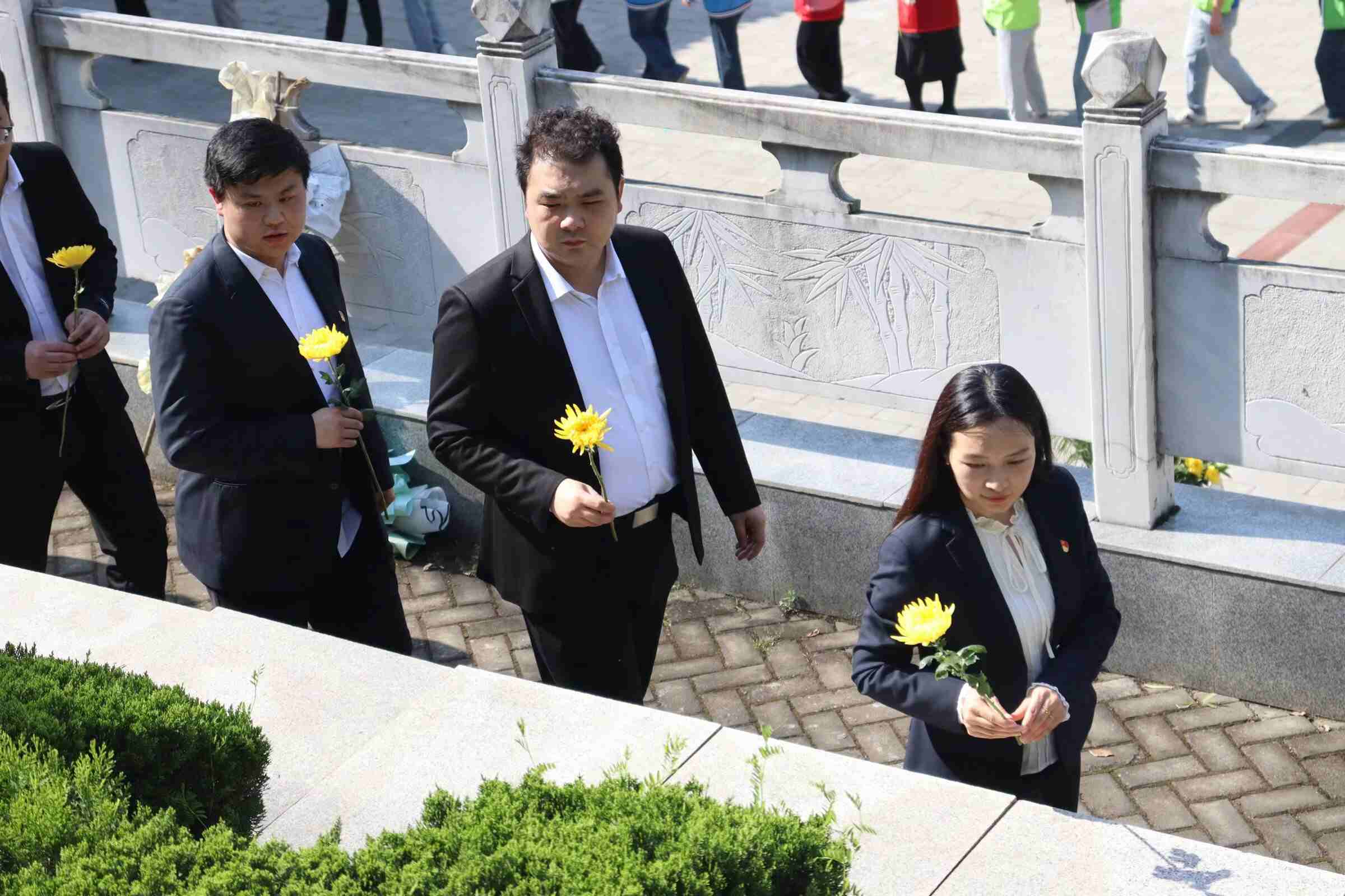 缅怀先烈砺初心 党课铸魂强使命 我校开展清明祭扫革命烈士陵园活动(图4)