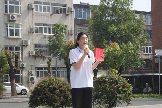 我校举行第十一周升旗仪式(图2) 我校举行第十一周升旗仪式(图2)
