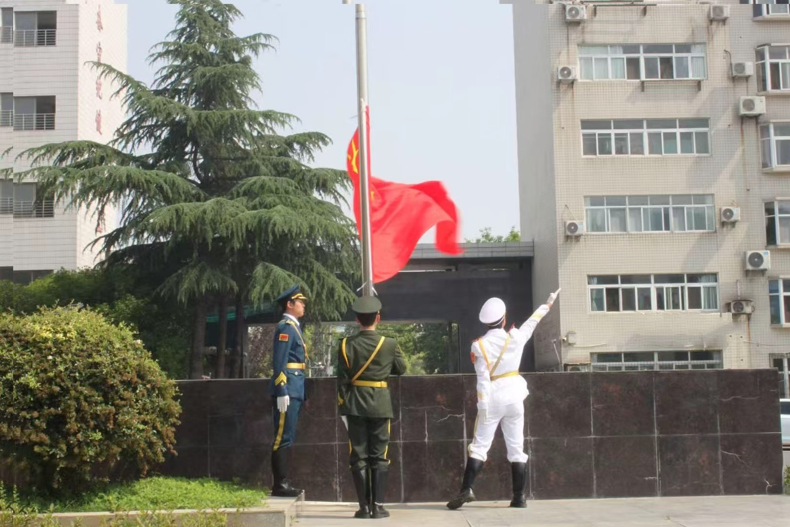 我校举行第十一周升旗仪式(图1) 我校举行第十一周升旗仪式(图1)
