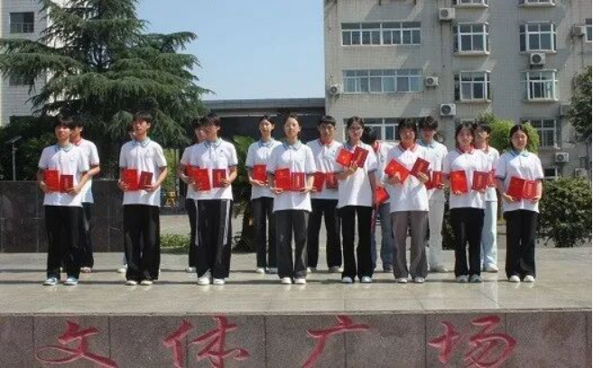 我校开展2025-2026学年优秀团员表彰暨新团员入团仪式(图3)