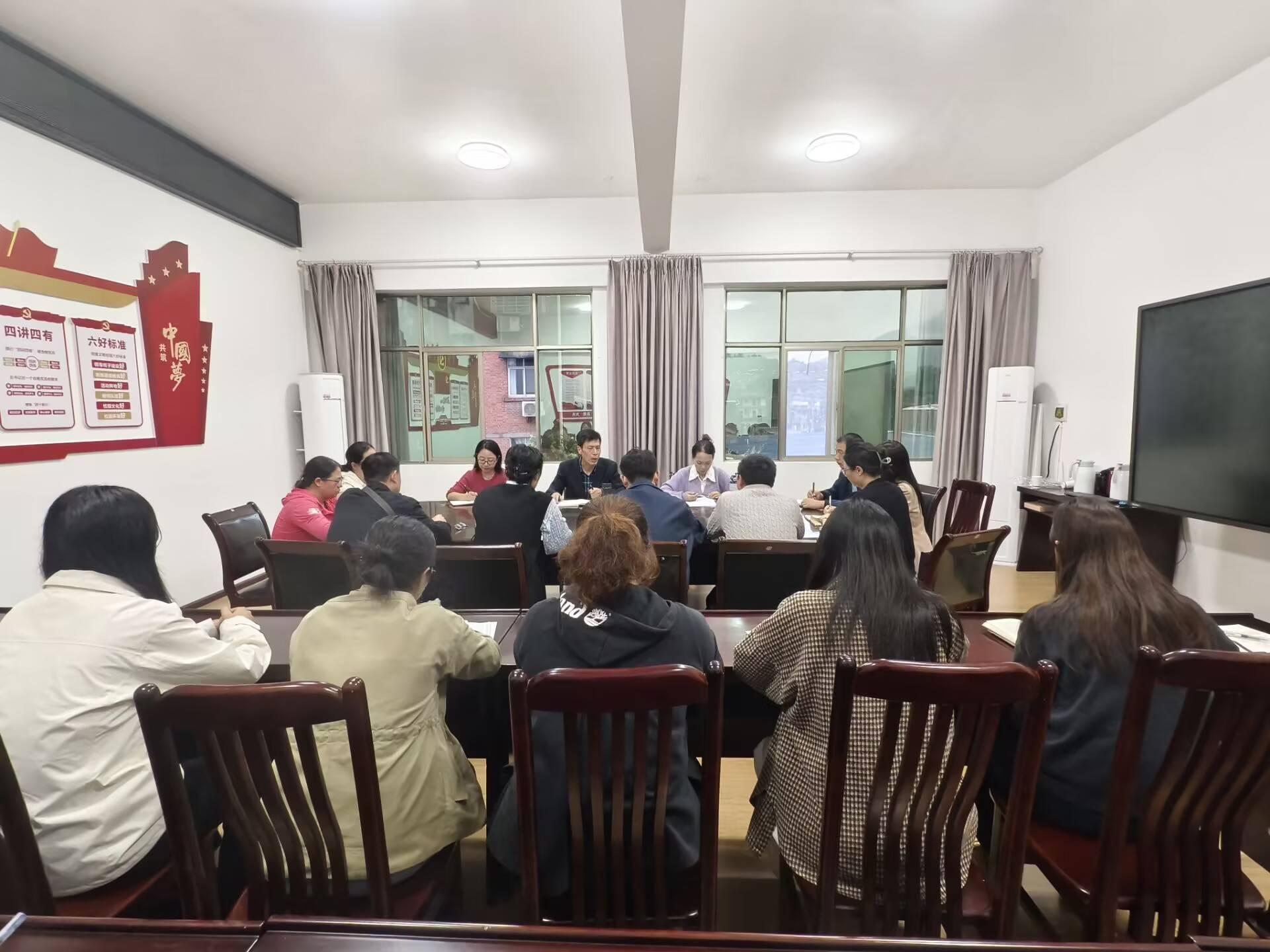 凝心聚力冲本科，精准施策备高考  —高三年级冲刺班教师会顺利召开(图1)