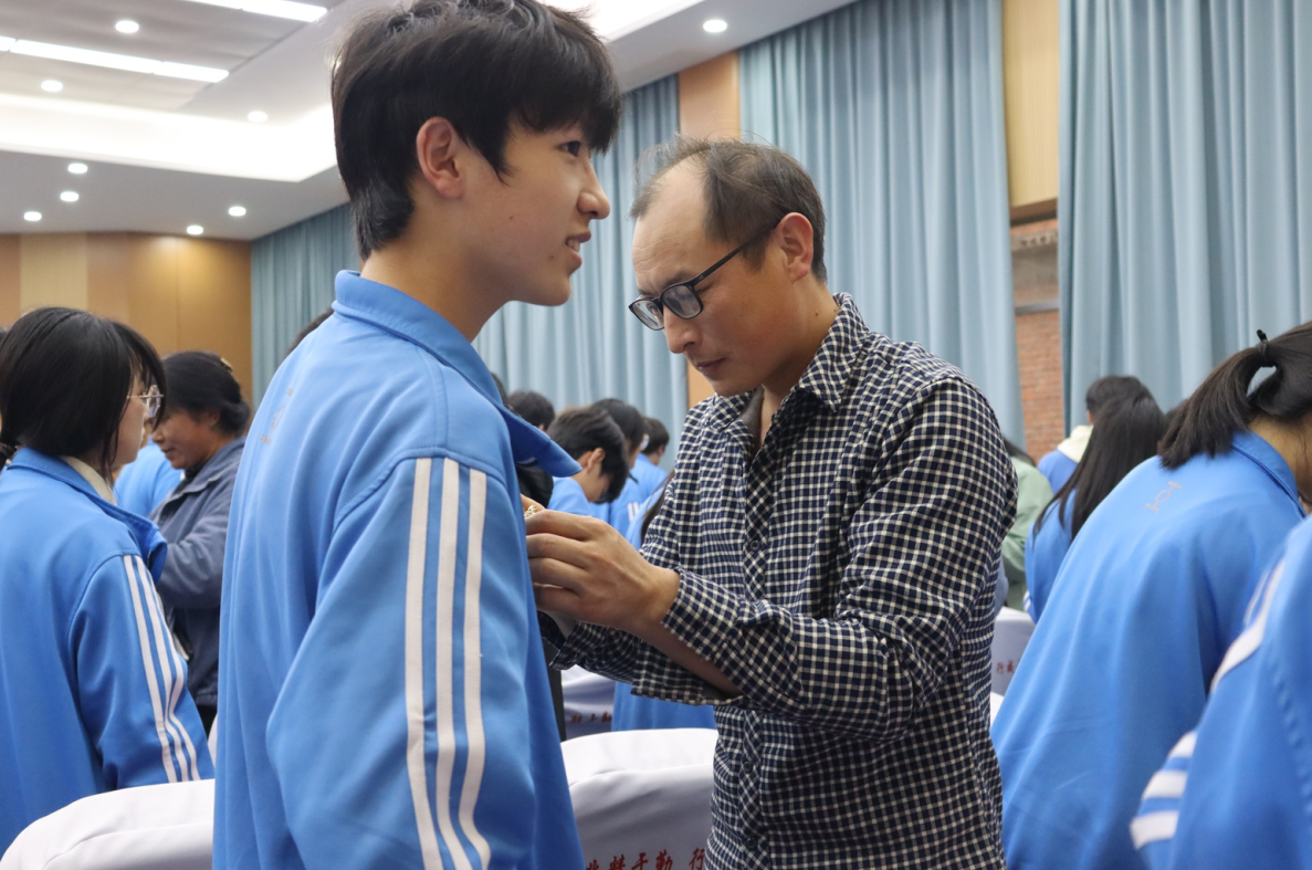 截图20261024215953.png 家校同心筑后盾 凝心聚力冲本科 ——2407、2408班高三备考冲刺家长会侧记(图3)